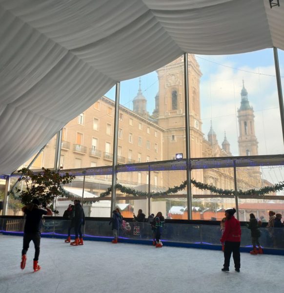 Carpa para cubrir la pista de hielo de la plaza del Pilar de Zaragoza
