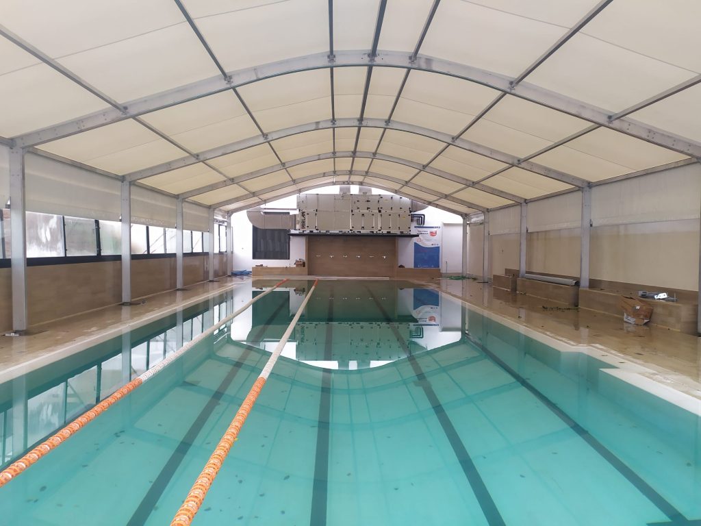 Carpa para cubrir la piscina de un colegio
