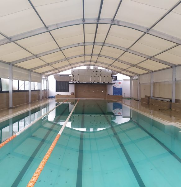 Carpa para cubrir la piscina de un colegio en Córdoba