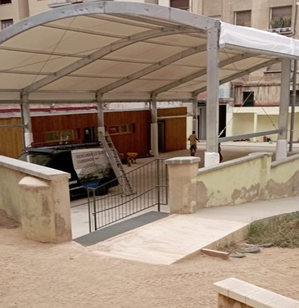 Carpa para cubrir el patio de un colegio en Barcelona