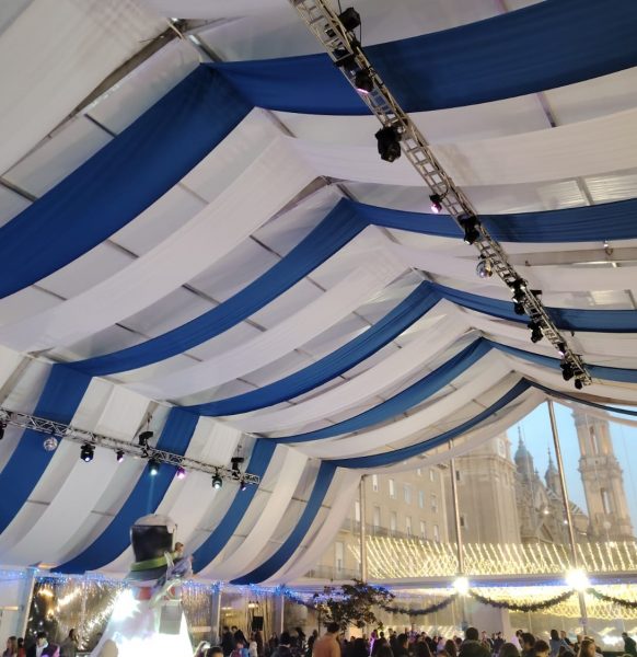 LA PISTA DE HIELO DE LA PLAZA DEL PILAR, A CUBIERTO CON NUESTRAS CARPAS