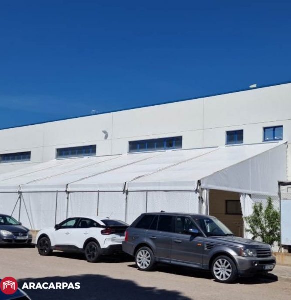 Carpa industrial a un agua adosada a un edificio existente