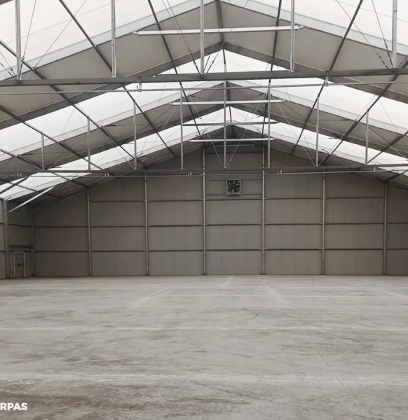 Una carpa deportiva diseñada a medida para crear un polideportivo cubierto en Barcelona